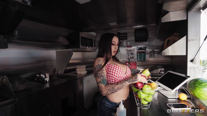 Brazzers   Anna Chambers – Food Truck Serves Big Oily Ass